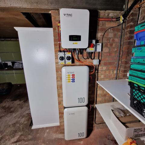 Solar inverter and battery installation